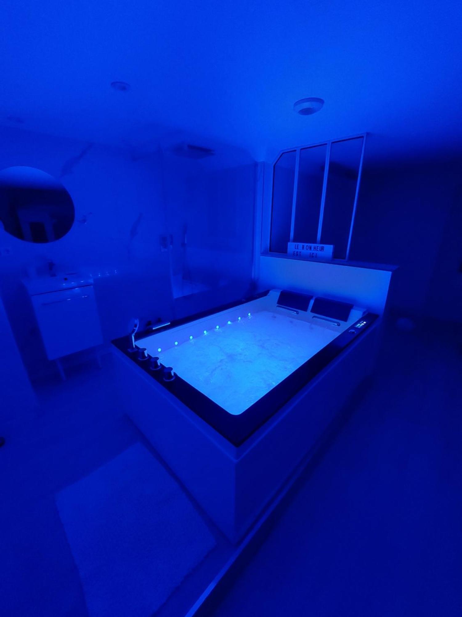 Love Room White - Les Delices Rooms Angers Oda fotoğraf